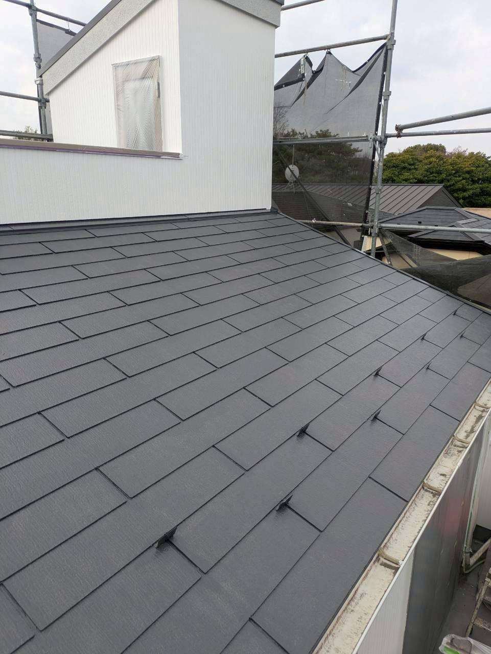 塗装完了した黒いスレート屋根